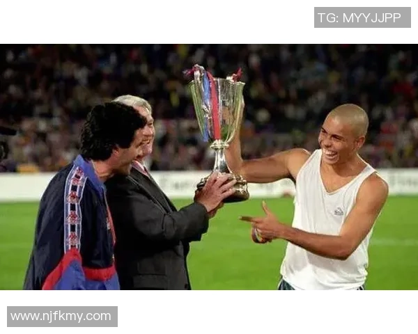 创造时代传奇足球巨星的崛起与辉煌旅程解析