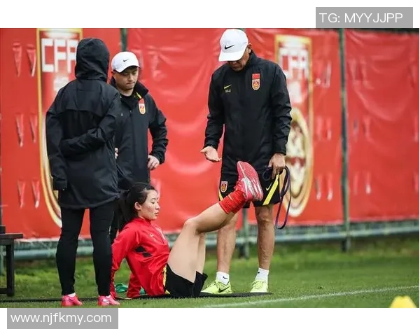 足球女主持人意外遭球星亲吻现场反应引发热议瞬间成话题焦点